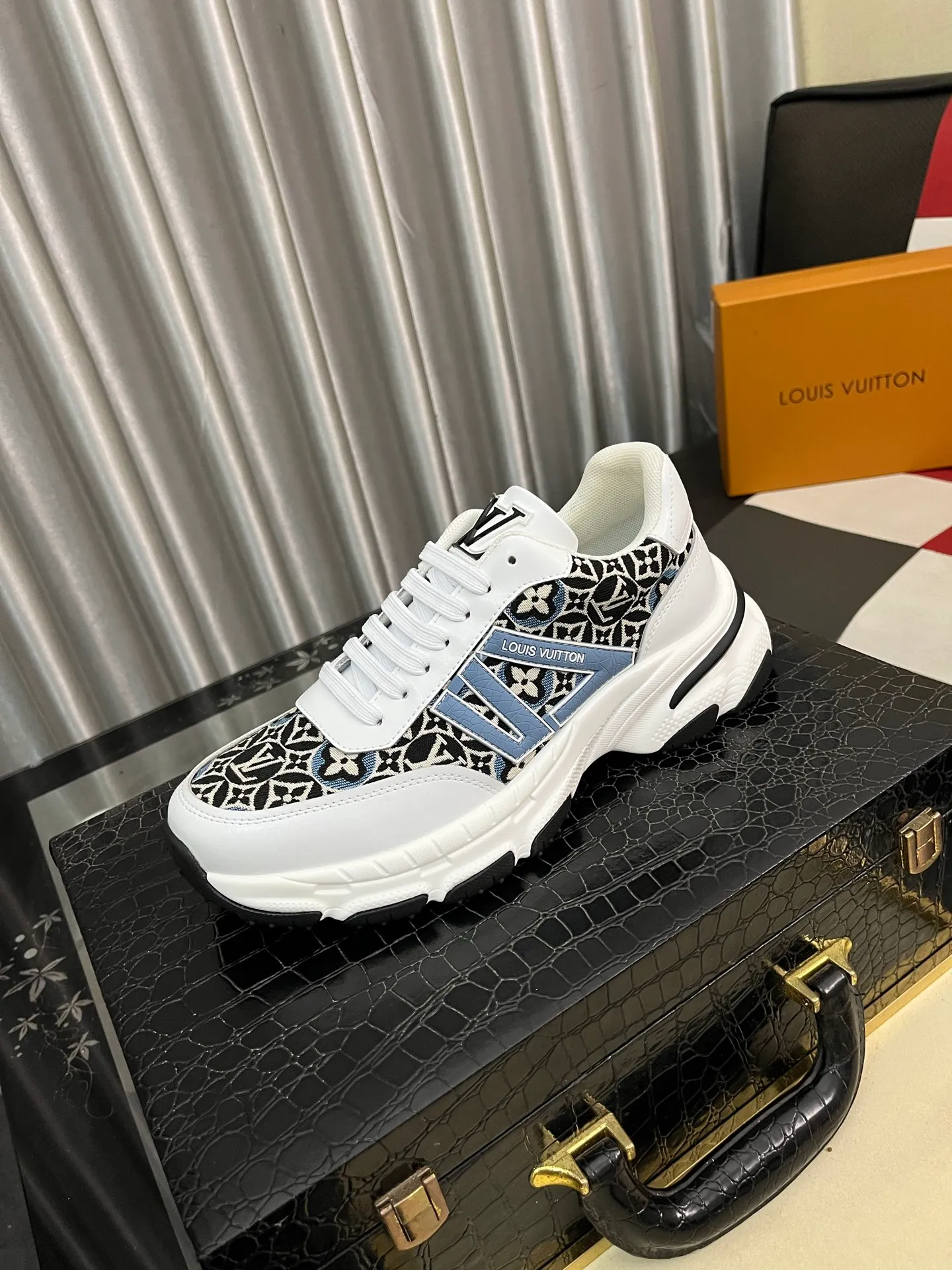 Men's shoes 💰458⌚️⌚️LV Louis Vuitton. The latest trendy casual shoes are popular in physical stores in sizes 38-44. New spring and summer comfortable imported custom original cowhide, unique jacquard fabric element design. With sheepskin lining, Lv original bottom, [sun][sun] high-end packaging and high quality💪Details determine the quality, you can enter and leave the counter at will, welcome to compare🇮🇹3️⃣colors available
